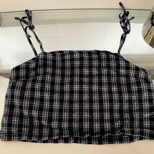 Beautiful Plaid Crop Top!🔵⚫️🔵⚫️